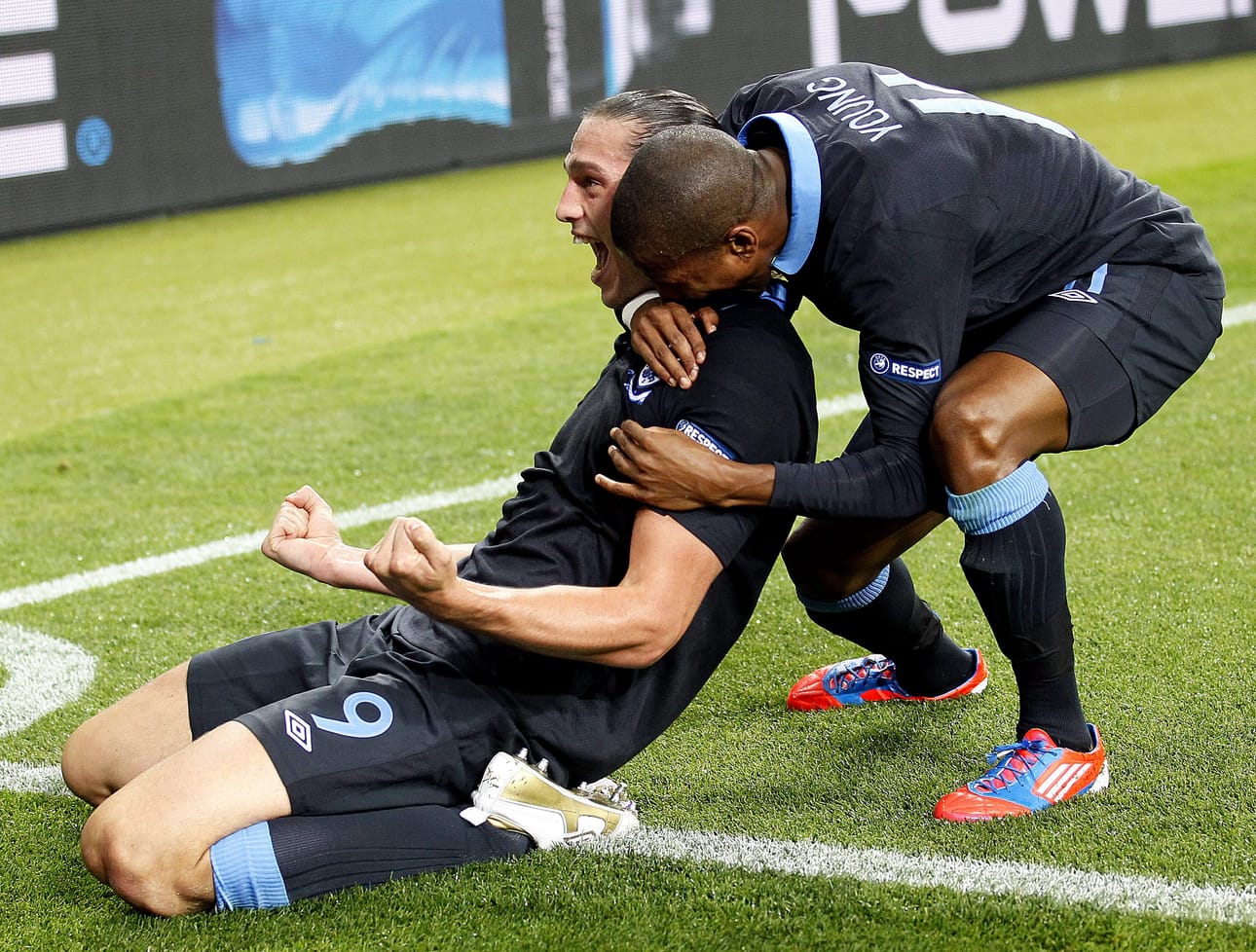 Englannin Andy Carroll tuuletti maaliaan.