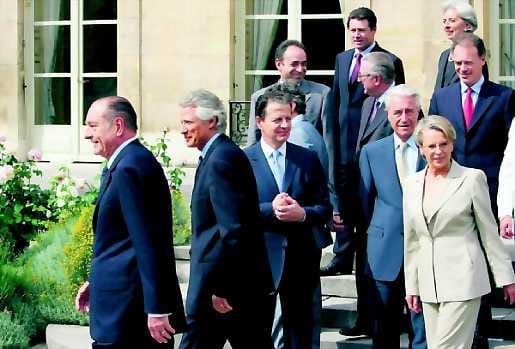 Pullon henki vapaaksi. Ranskan presidentti Jacques Chirac (vas.) johdatti uuden pääministerin Dominic deVillepinin (kesk.) ja tämän ministeristön kuvattavaksi Elysee-palatsin puutarhassa perjantaina.