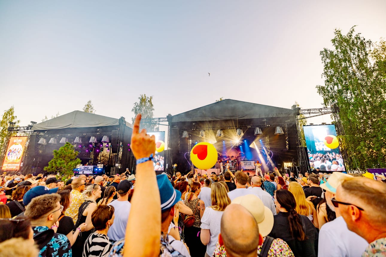 Twin City Festivalin ja Satama Open Airin tapaan kaikille Eventmedian kesäfestivaaleille rakennetaan tänä vuonna kaksi suurta festivaalilavaa. Kuvassa tunnelmaa vuoden 2025 Twin City Festivalilta Aineen puistosta.