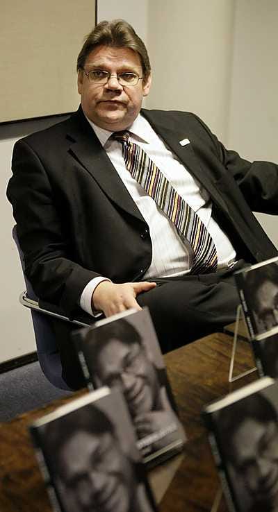Timo Soini julkaisi kirjansa Maisterisjätkä.