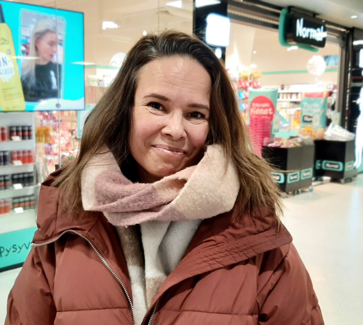 Vantaalainen Niina Hakkola harrastaa avantouintia. – Mukavaa kun vesi vähän lämpiää. Kevään valo virkistää ja antaa virtaa. Hakkola ei vietä varsinaista hiihtolomaa, mutta kertoo pitävänsä viikolla pari vapaapäivää.