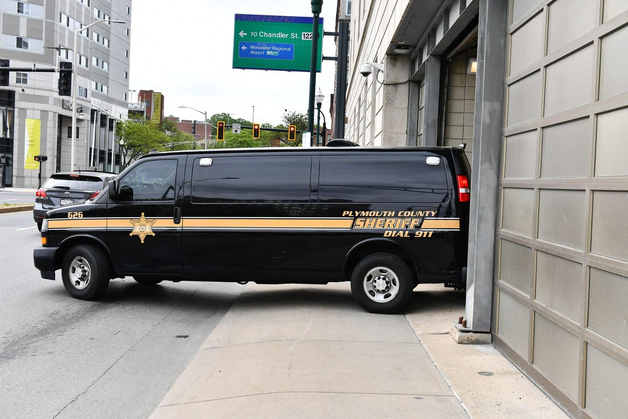 Discord-vuodosta epäiltyä Jack Teixeiraa ei päästetty vapaaksi oikeudenkäynnin alla, vaan hänet kuljetettiin oikeustalolta takaisin telkien taakse. LEHTIKUVA/AFP