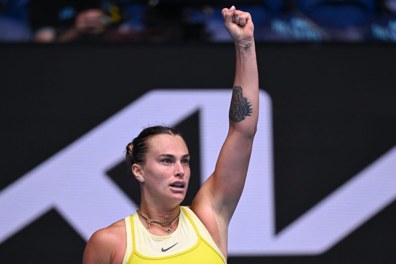 Valkovenäläinen Aryna Sabalenka tavoittelee Melbournessa kolmatta perättäistä mestaruutta. LEHTIKUVA/AFP