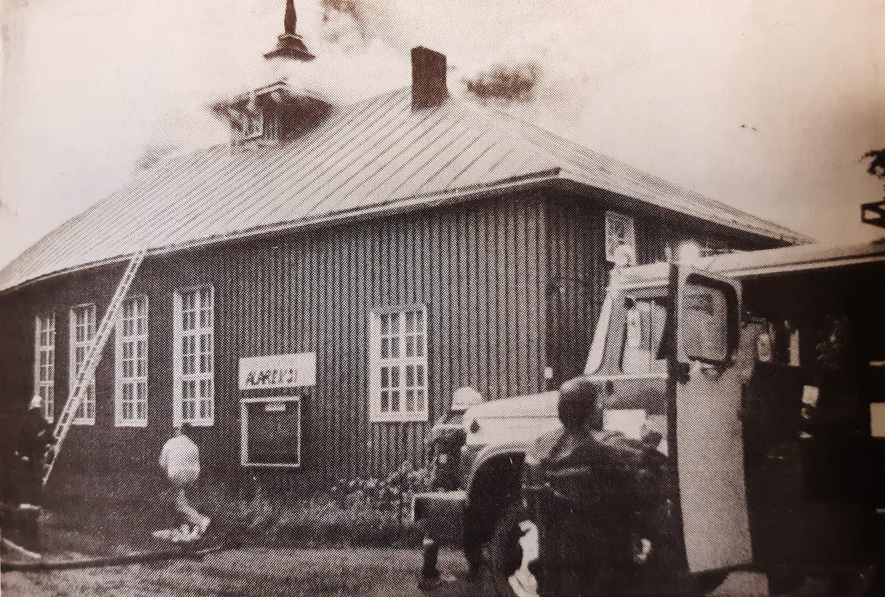 Jo tulipalon alkuvaiheessa "ratsastajan" ikkunoista tuprusi runsaasti savua. Ullakolla oli hyvinpalavaa kutterinpurua ja palomiesten oli vaikea päästä sinne. Arkistokuva, Järviseutu 23.6.1983.