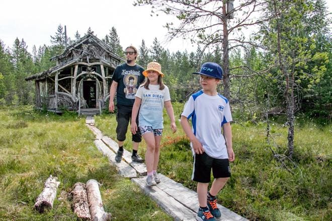 Juha Salmi Parolasta tutustui Kammi-kylään lastensa Sandran ja Nikolaksen kanssa. KUVAT: JORMA HAVULA