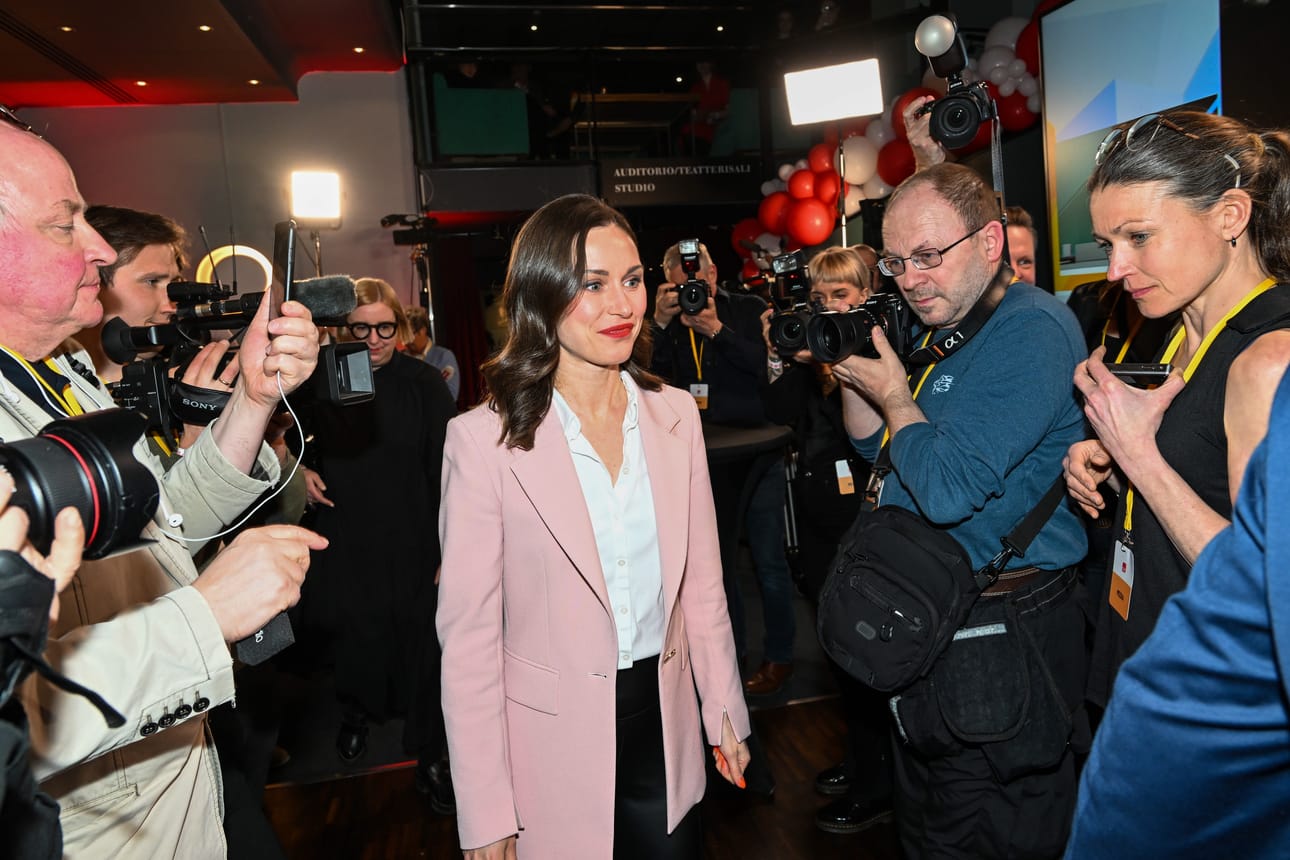 Pääministeri Sanna Marin (sd.) median ympäröimänä sunnuntaina vaali-iltana.