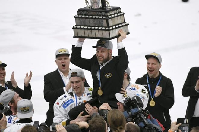 Mikko Manner oli juhlittu sankari Oulussa torstaina. Kärppien päävalmentaja nostettiin kultatuoliin sen jälkeen kun Kärpät voitti SM-kultaa nujerrettuaan Tapparan otteluvoitoin 4–2. LEHTIKUVA / JUSSI NUKARI