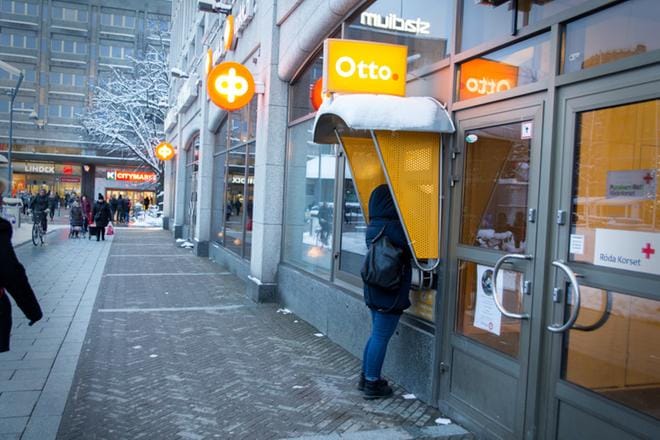 Monet pankkipalvelut, kuten käteisnostot automaateista ja verkkopankit, toimivat jo ympäri vuorokauden. Rahoitusalan työntekijät ovat voineet kieltäytyä viikonlopputyöstä niin halutessaan. KUVA: Paula Kaskimaa