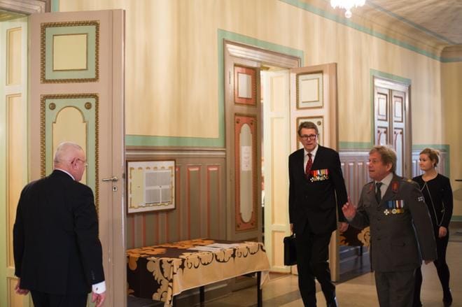 Ulkoasiainvaliokunnan puheenjohtaja Matti Vanhanen saatetaan Vaasan maanpuolustusjuhlaa kaupungintalon juhlasaliin, jossa muun muassa pian sata vuotta sitten kokousti valkoisen Suomen senaatti. KUVA: MINNA ANTILA