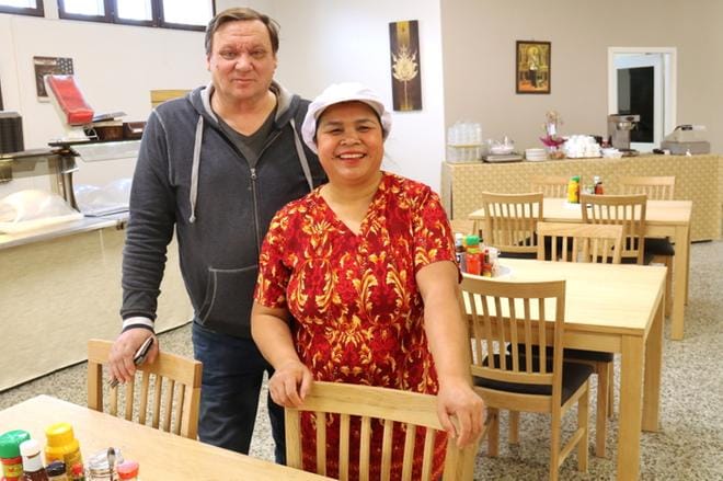 Yrittäjä Jarmo Etulan asiakkaat näkevät usein kassan takana. Hänen vaimonsa Apsorn Etula loihtii ravintolan herkut. Hän hemmottelee asiakkaitaan muun muassa tuoreilla sämpylöillä. KUVA: ANU NAHKALA