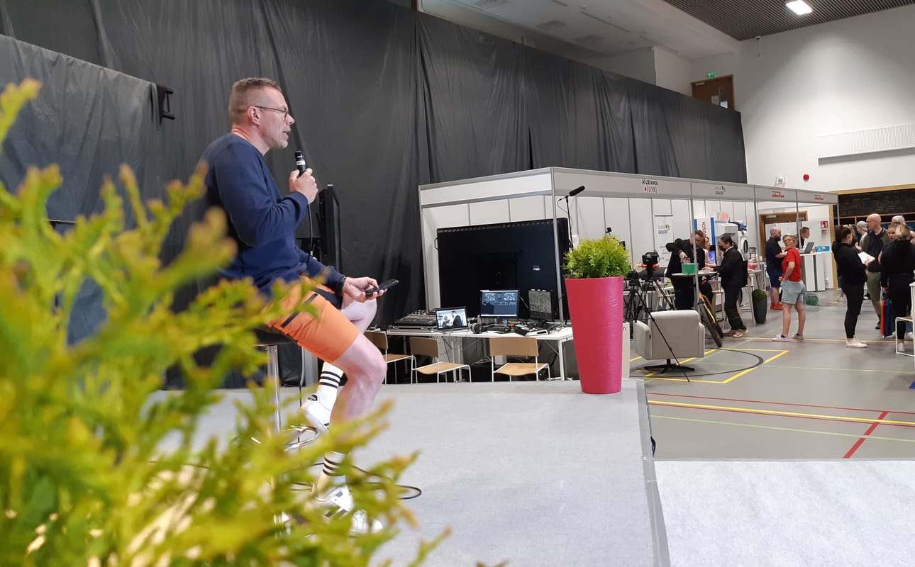 Vuonna 2022 esiintymislavalla puhuttiin muun muassa puutarhanhoidosta.