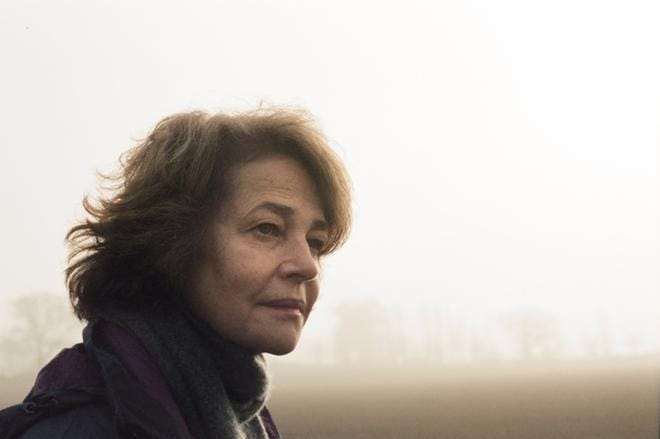 Charlotte Rampling valmistautuu Kate-vaimona jälleen yhden hääpäivän viettoon 45 vuotta -elokuvassa. KUVA: Yle Kuvapalvelu