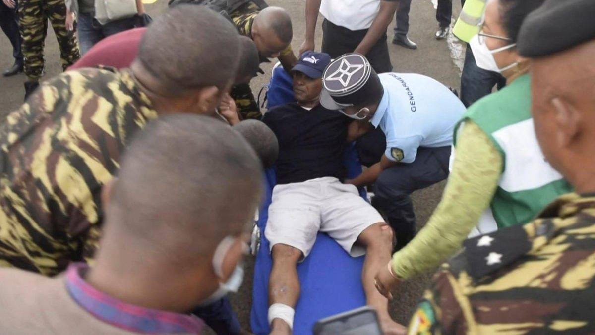 Onnettomuuspaikalle matkalla ollut Madagaskarin poliisiministeri Serge Gelle joutui maanantaina helikopteriturmaan rannikon edustalla. Gelle pelastautui uimalla rantaan 12 tunnin matkan. Lehtikuva/AFP