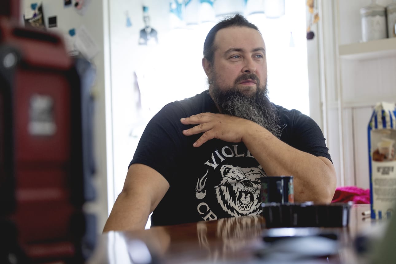 Ville Karhu uskoo, että jos hän olisi jatkanut juomistaan, jossain vaiheessa joku olisi kuollut. Hän ei ole päivääkään katunut raitistumistaan, vaikka lujille se on ottanut.