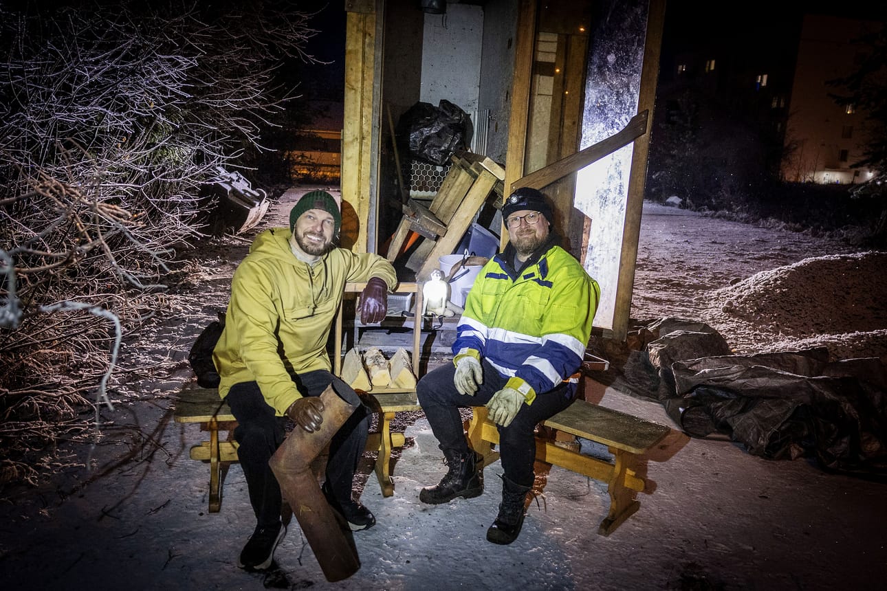 Urho Niemelä (vas.) ja Riku Alasuutari saivat siirtää Valiosaunan Kairatielle luvalliseen säilytyspaikkaan, missä on tilaa myös rakentaa saunaa. Sauna ja kaikki kalusteet odottivat syksyn ajan Valionrannassa uutta säilytyspaikkaa.