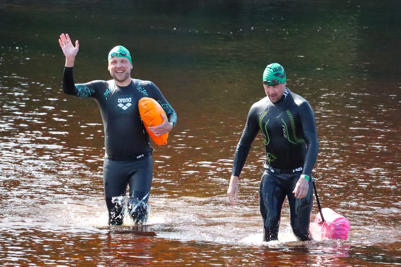 Helsinkiläiset Eero Judin ja Jussi Kyröhonka selättivät 24 kilometrin uintimatkan.