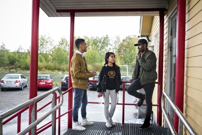 Vamiassa kieltä opiskelevat Javid Safari, Yvonne Ojanen ja Dijani Mananga kertoivat keskiviikkona, että kouluun meno oli pelottanut tiistain veriteon jälkeen. KUVA: JENNI MÄKELÄ