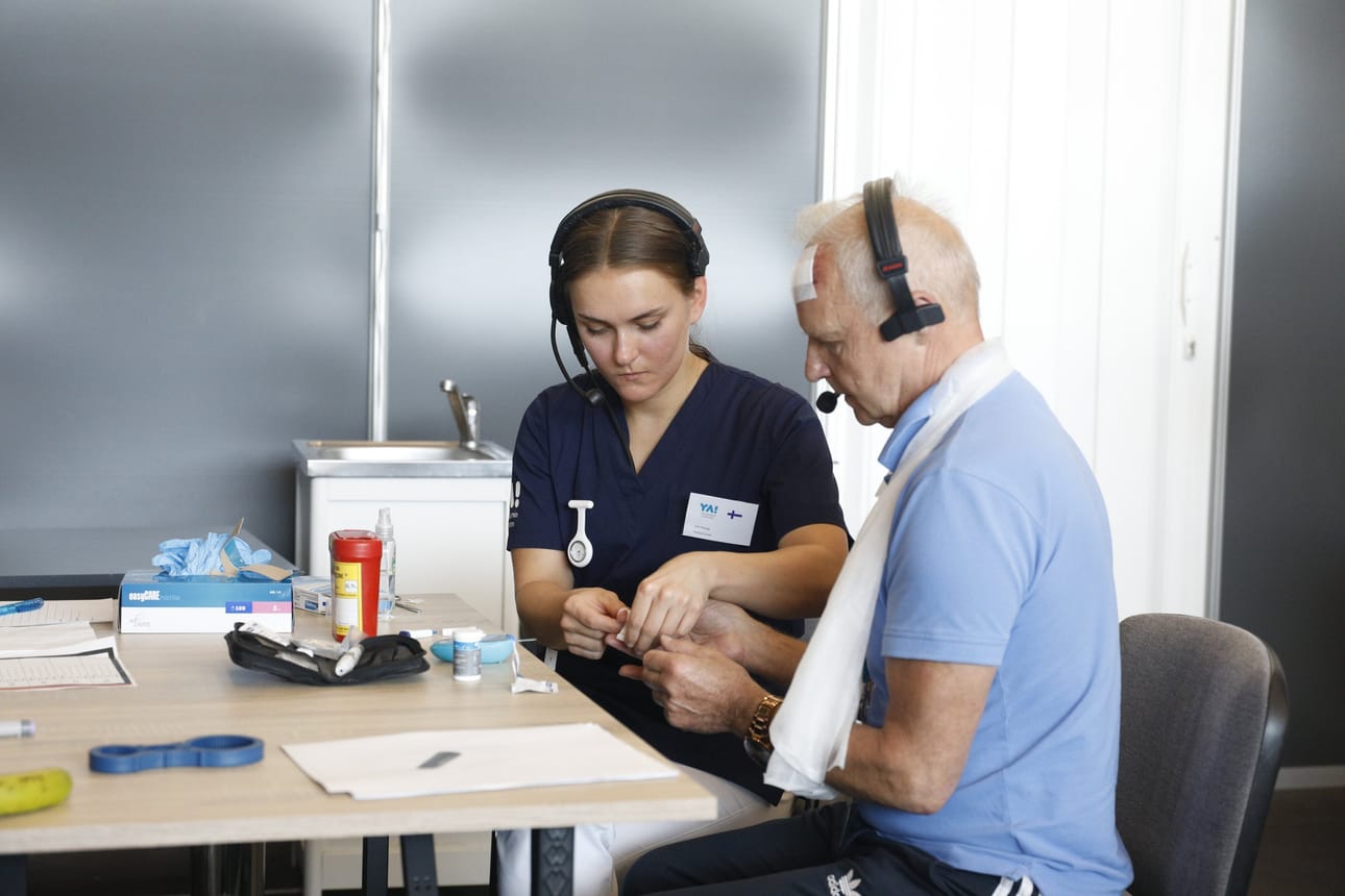Linn Ahlskog voitti kultaa Health and Social Care -lajissa. Hän opiskelee YA:ssa eli Yrkesadamin i Österbotten -ammattiopistossa.