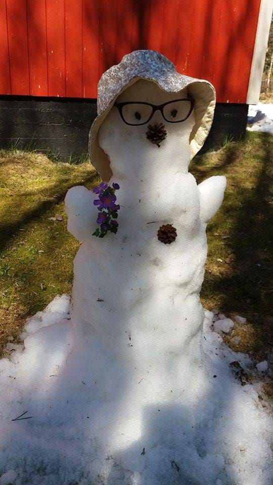 Lumiukolla hellehattu päässä Tolpanniemessä.