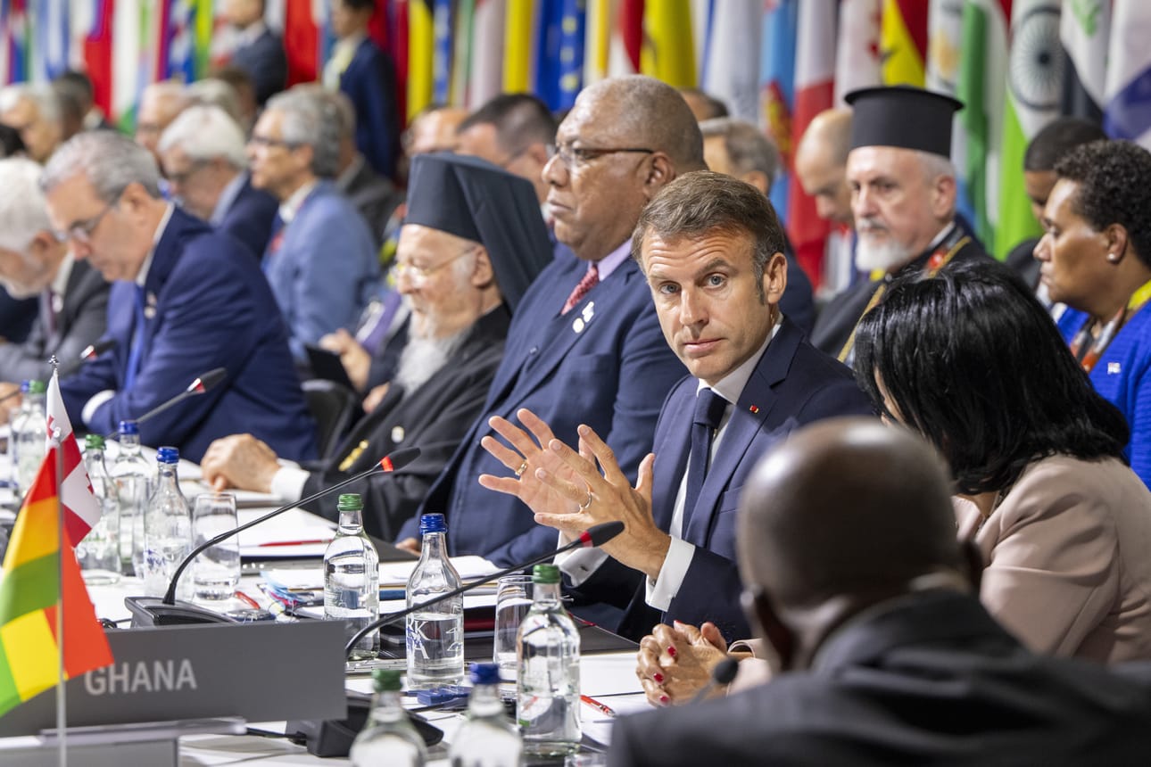Emmanuel Macron tunnetaan Ukrainan vankkana tukijana, vaikka Ranskan poliittiset tuulet osoittaisivat niukempaa tukea. Tässä Macron osallistui Ukrainan rauhankokoukseen Luzernissa Sveitsissä viime viikonloppuna. Kuva: URS FLUEELER / EPA