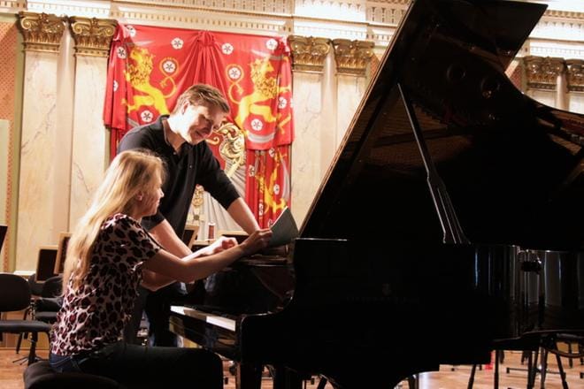 Laura Mikkola ja James Lowe tutkivat Clara Schumannin pianokonserton yksityiskohtia. Mikkola on torstain Kolmiodraama-konsertin solisti, James Lowe johtaa orkesteria Vaasan kaupungintalossa. KUVA: NADIA PAAVOLA