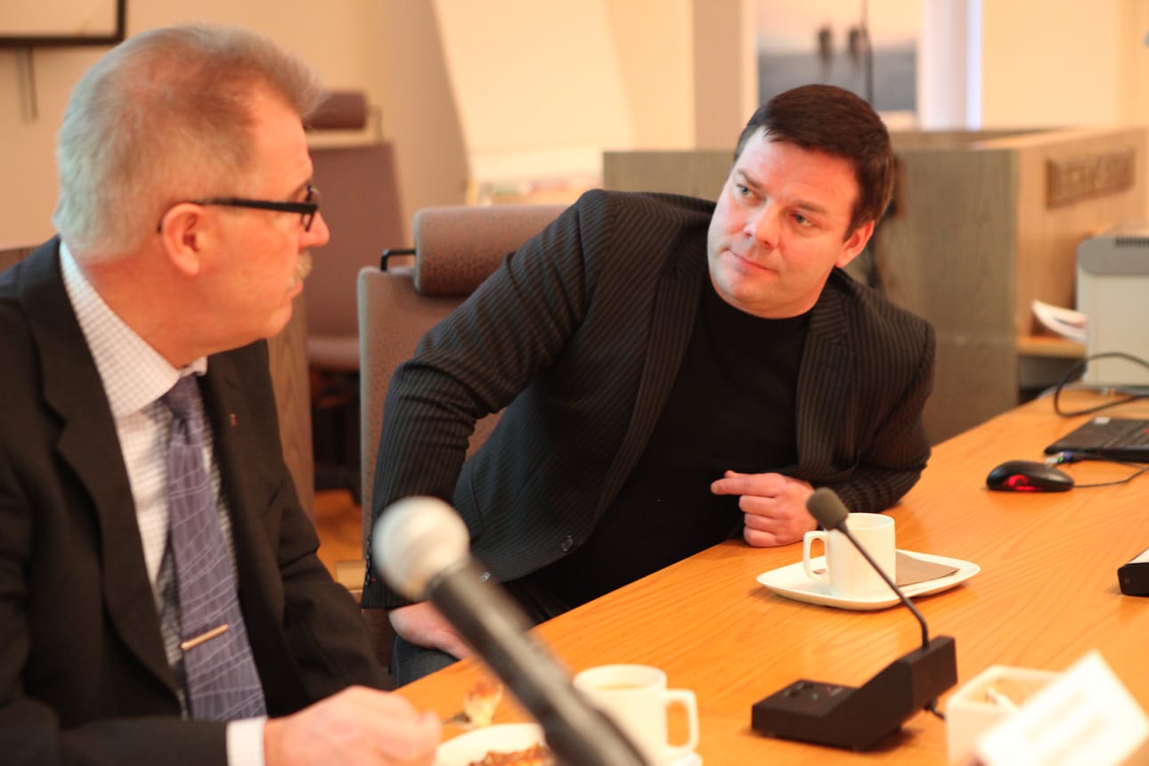Jari Sillanpää keskusteli Raahen kaupunginjohtajan Kari Karjalaisen kanssa tuulivoimahankkeesta marraskuussa 2010.