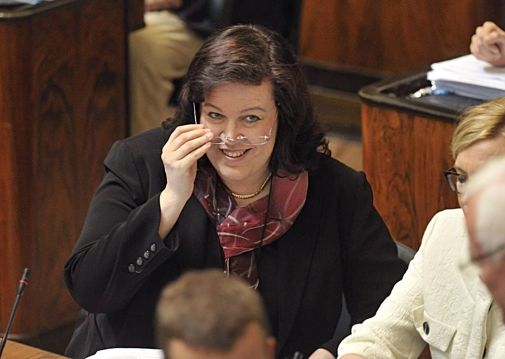 Sisäministeri Anne Holmlund (kok.) ei aio esittää puoliautomaattisten käsiaseiden täyskieltoa.