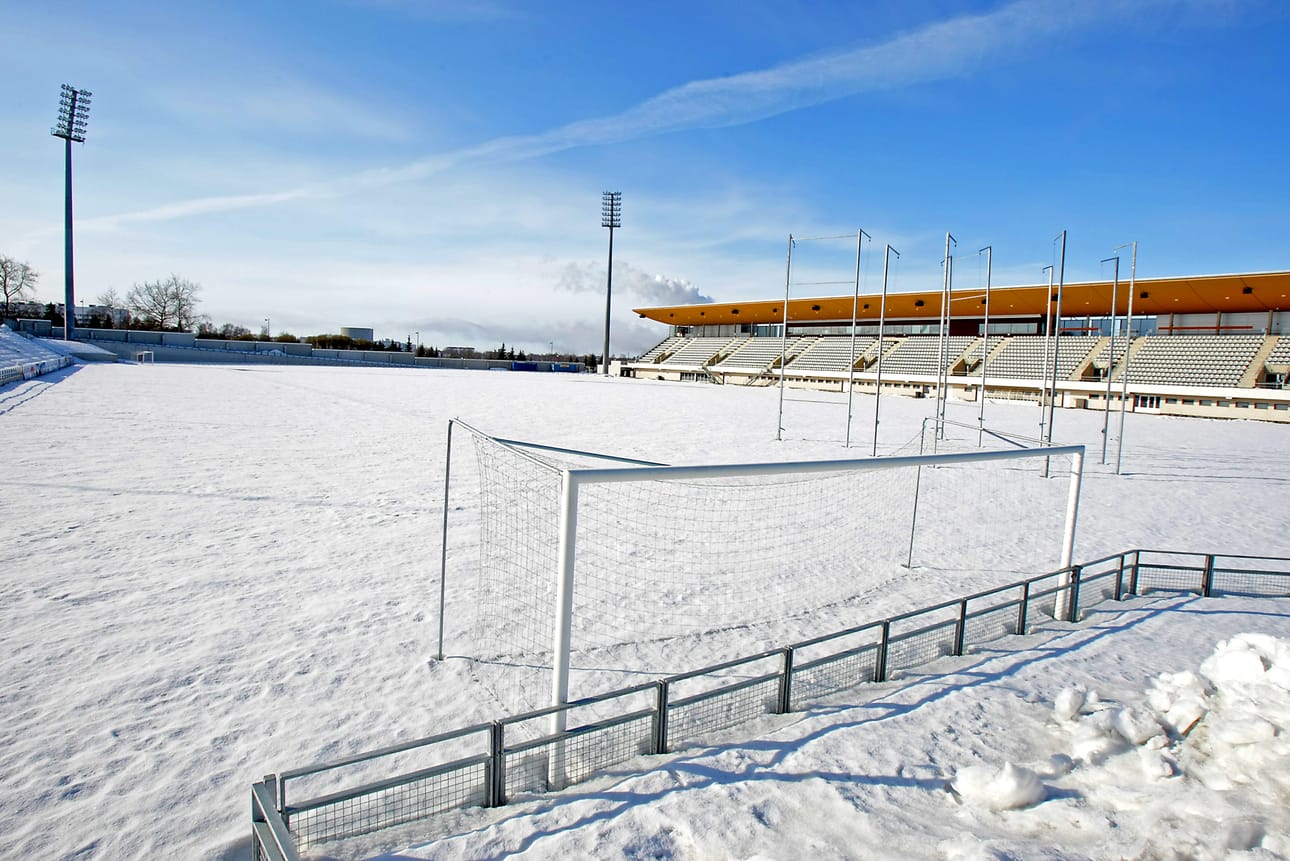 Raatin kentän päällä on 40 sentin korkuinen lumimassa.