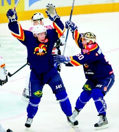 Kauden ensimmäinen. Timo Vertala (vas.) juhlii 3-2-osumaa.