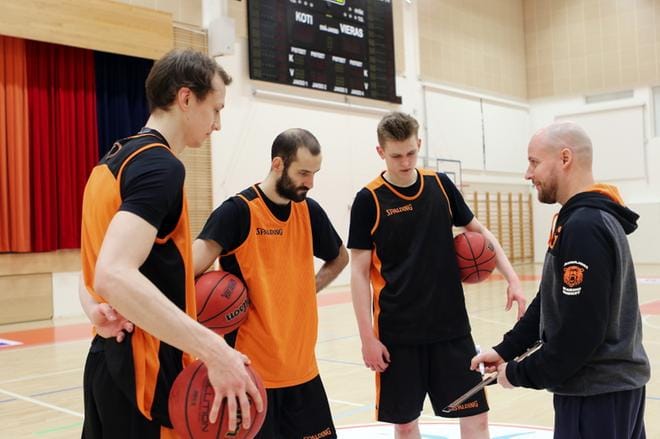 Jussi Laakso on ensimmäistä kautta Karhu Basketin päävalmentaja. Kuvassa ovat joukkueen pelaajista vasemmalta alkaen Joonas Lehtoranta, Bojan Sarcevic ja Henri Kantonen. Kuva: Jari-Pekka Laitio-Ramone