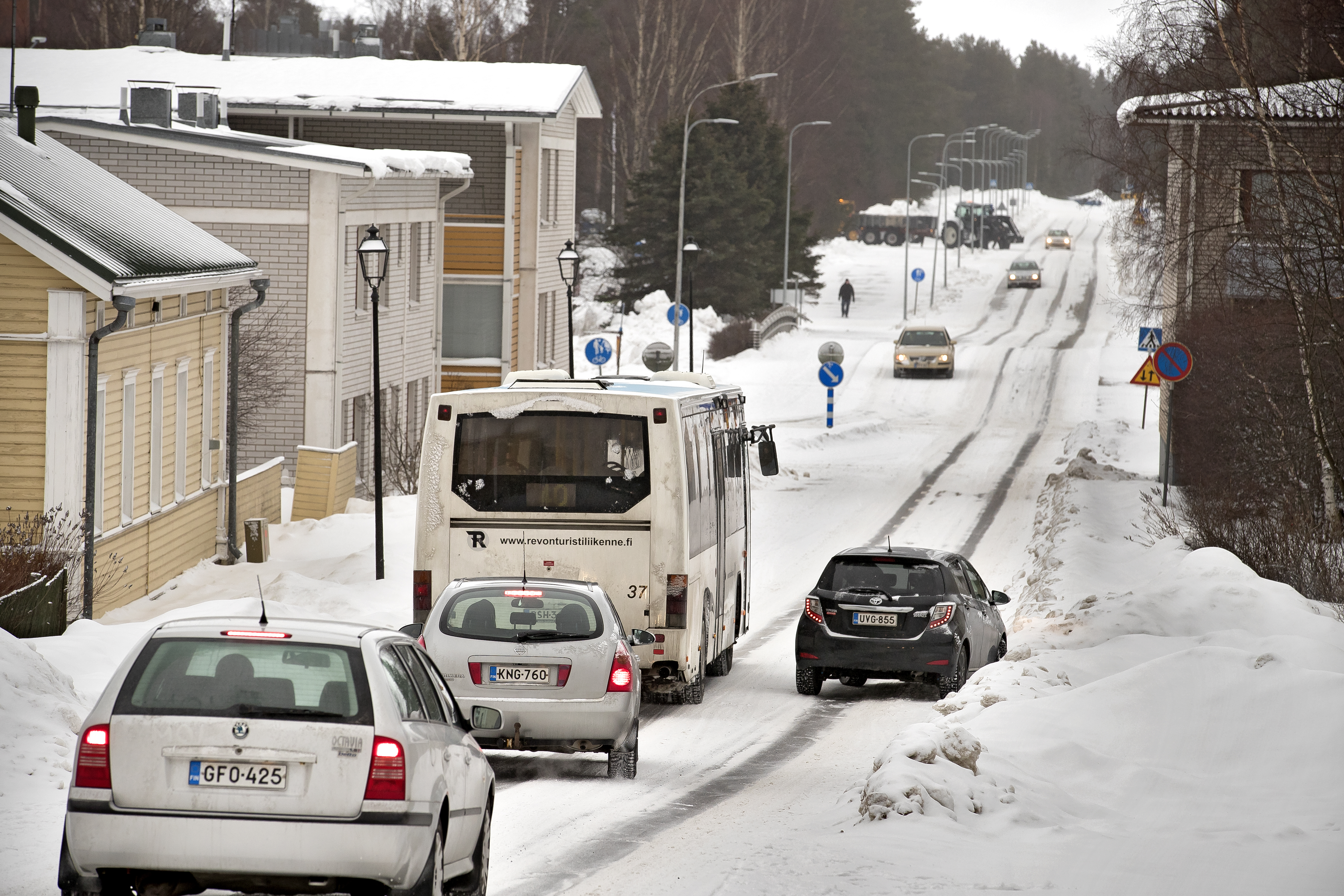 Lumikasat kaventavat katuja ja jalkakäytäviä puu-Raahessa.  Kaupungin tekninen johto katsoo, että lumet ovat tontinomistajien vastuulla.
