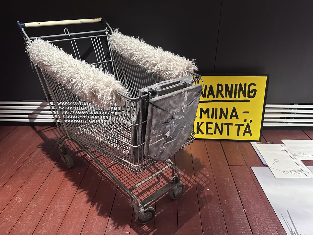 Duudsonien elokuvassaan temppuihin käyttämä ostoskärry on esillä näyttelyssä muun Duudsonit-materiaalin ohessa.
