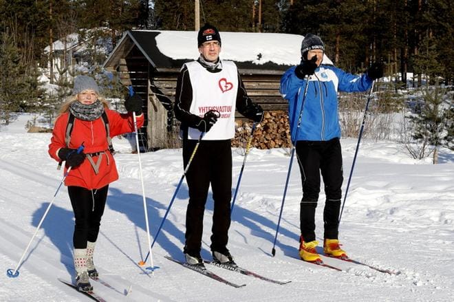 Matti Salomäki (keskellä) sai seurakseen ladulle myös Silvia Martinin ja Risto Vähämäen. Baskimaasta oleva Martin kertoi hiihtävänsä toista kertaa elämässään. KUVA: JOUKO HÄNNINEN