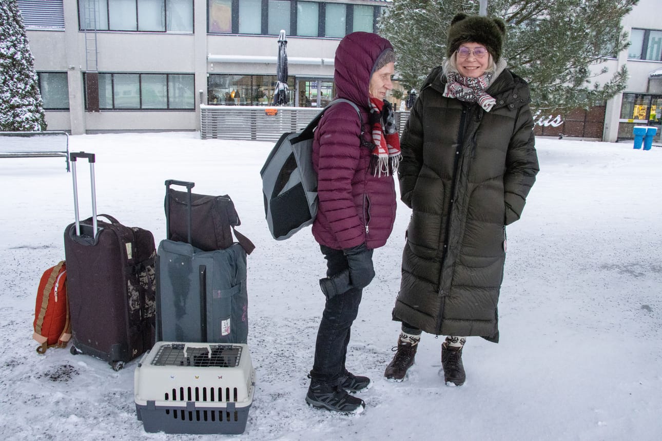 Sirkka ja Mervi Saari ovat matkalla joulunviettoon Turkuun. Sirkka Saaren repussa matkaa yksi kissa ja kopassa toinen.