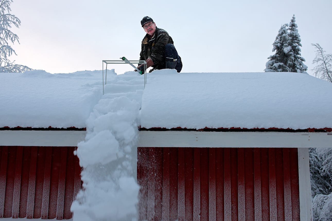 Kaapparilla vedetään räystäältä ylös harjalle, jolloin lumi liukuu muovia pitkin alas.