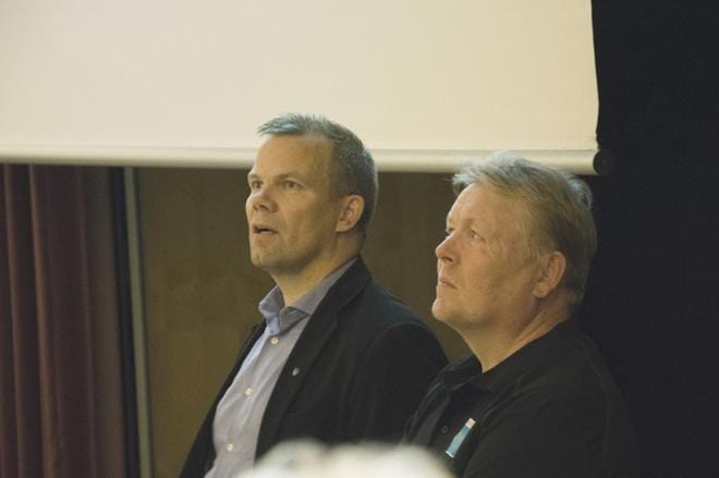 Kaupunginjohtaja Jarmo Pienimäki ja RKM Groupin Vesa Tarkkanen lupasivat, että sisäilmaongelmat ja niiden syy selvitetään nyt perin pohjin. KUVA: JESSICA RISTIMÄKI