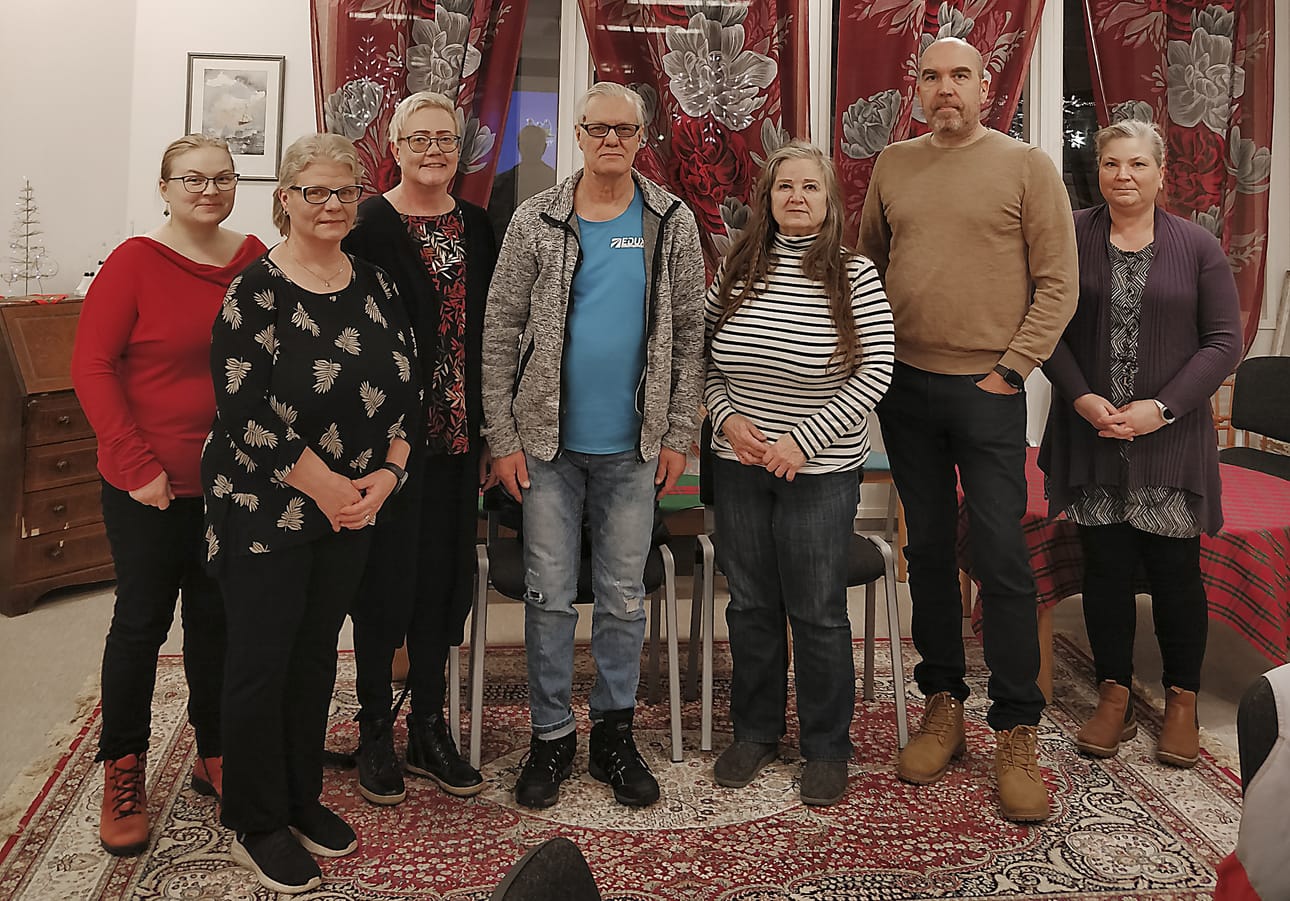 Syyskokouksen osallistujat Pälvi Rautiola, Pirjo Jokilehto, Päivi Rantaeskola, Raimo Paavola, Tarja Heiska, PAM Pohjois-Suomen ratkaisutoimitsija Janne Höttönen ja Ann-Mari Takkunen. Kokous pidettiin joulukuussa Oulaisissa.