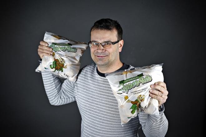 Rami Liljan kehittämässä Superpotussa on tutkitusti huomattavasti korkeammat ravinnepitoisuudet kuin tavallisesti viljelyssä suomalaisessa perunassa, eli se on terveellisempää. Kolmivuotisen kehitystyön tuloksena syntynyt Superpottu on nyt useimpien kaupparyhmien valikoimissa. KUVA: TOMI KOSONEN