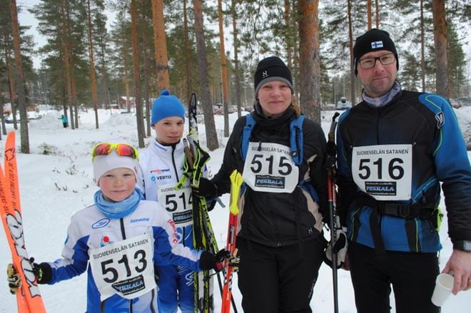 Jouni, Niina, Aatu ja Eetu Muhonen liikkuvat mielellään yhdessä. KUVAT: EEVA-LIISA KULJU