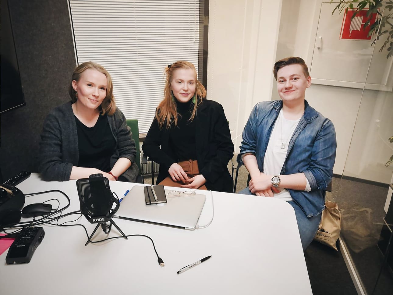 Vasan toisessa podcastissa äänessä tuottaja Anna-Reetta Kytölahti, avustaja Kaisa-Reetta Seppänen ja Rovaniemen nuorisovaltuuston puheenjohtaja Leevi Alakörkkö.