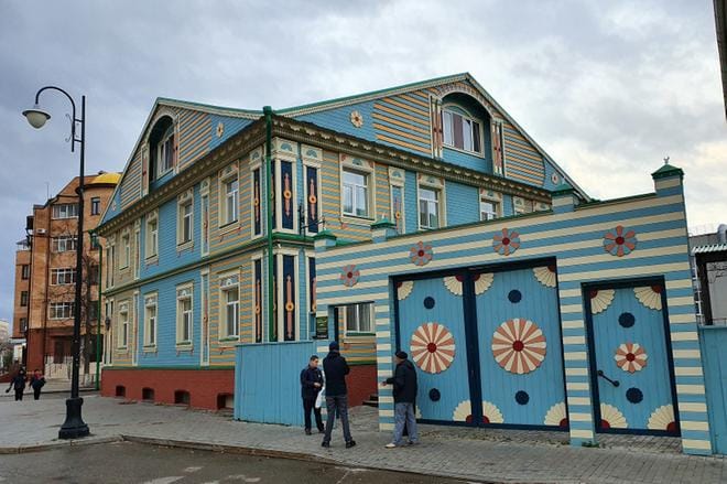 Värikkäissä puutaloissa näkee vanhalle tataarialueelle ominaista tyyliä. KUVA: Visa Noronen