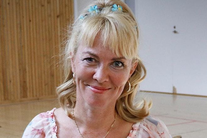 Sari Salo opettaa Alajärvellä Myllykankaan koululla ja hänet tunnetaan myös Peppu irti penkistä -kirjasta. KUVA: MARJUT KRIIKKU