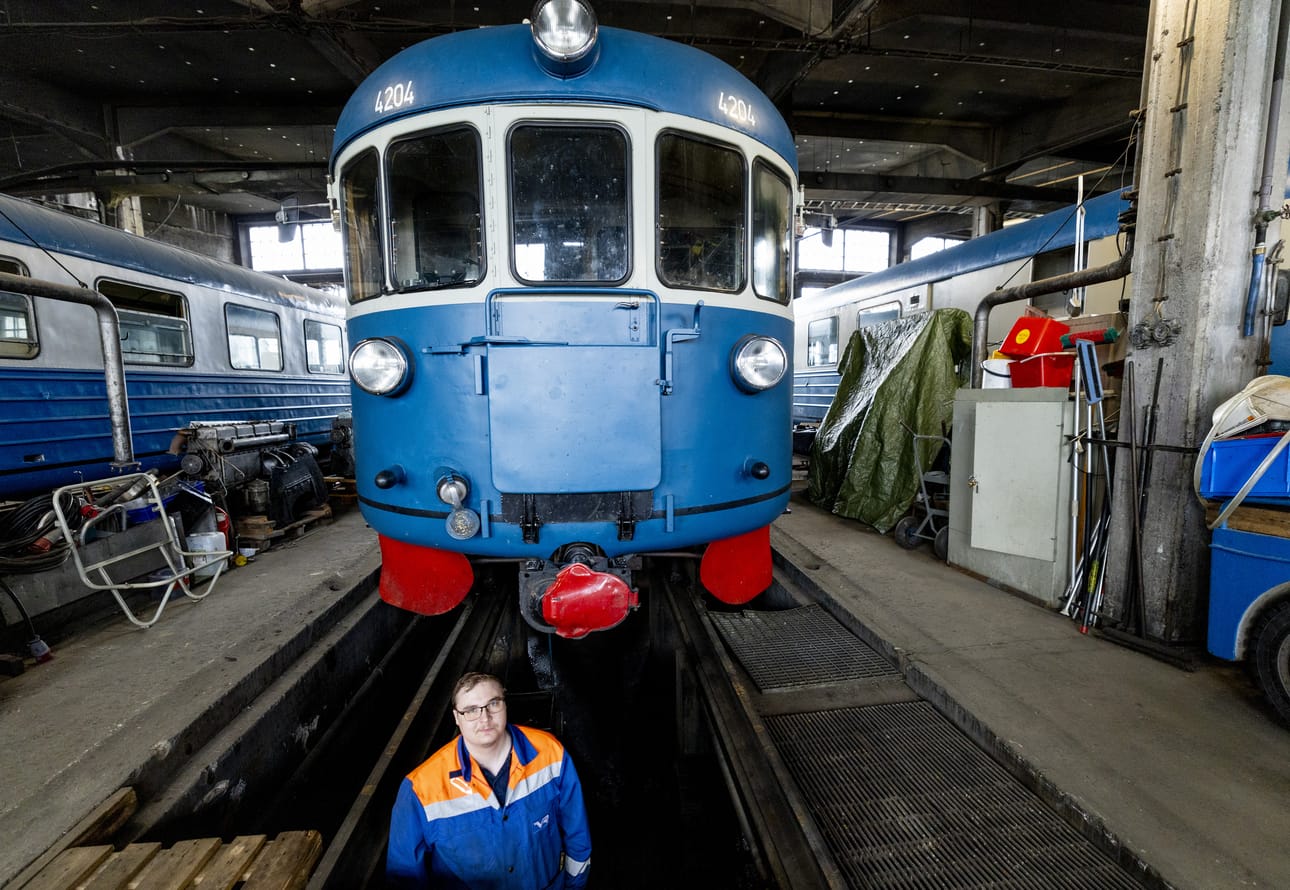 Ville Hietapeltoa ovat aina kiinnostaneet lättähattujen tekniikka ja nostalgia. Harrastus sai alkunsa Pohjois-Suomen rautatieharrastajien pienoisrautatiestä ja jatkuu nyt lättähattujen entisöintinä ja kunnostuksena yhdistyksen veturitallissa Nokelassa.
