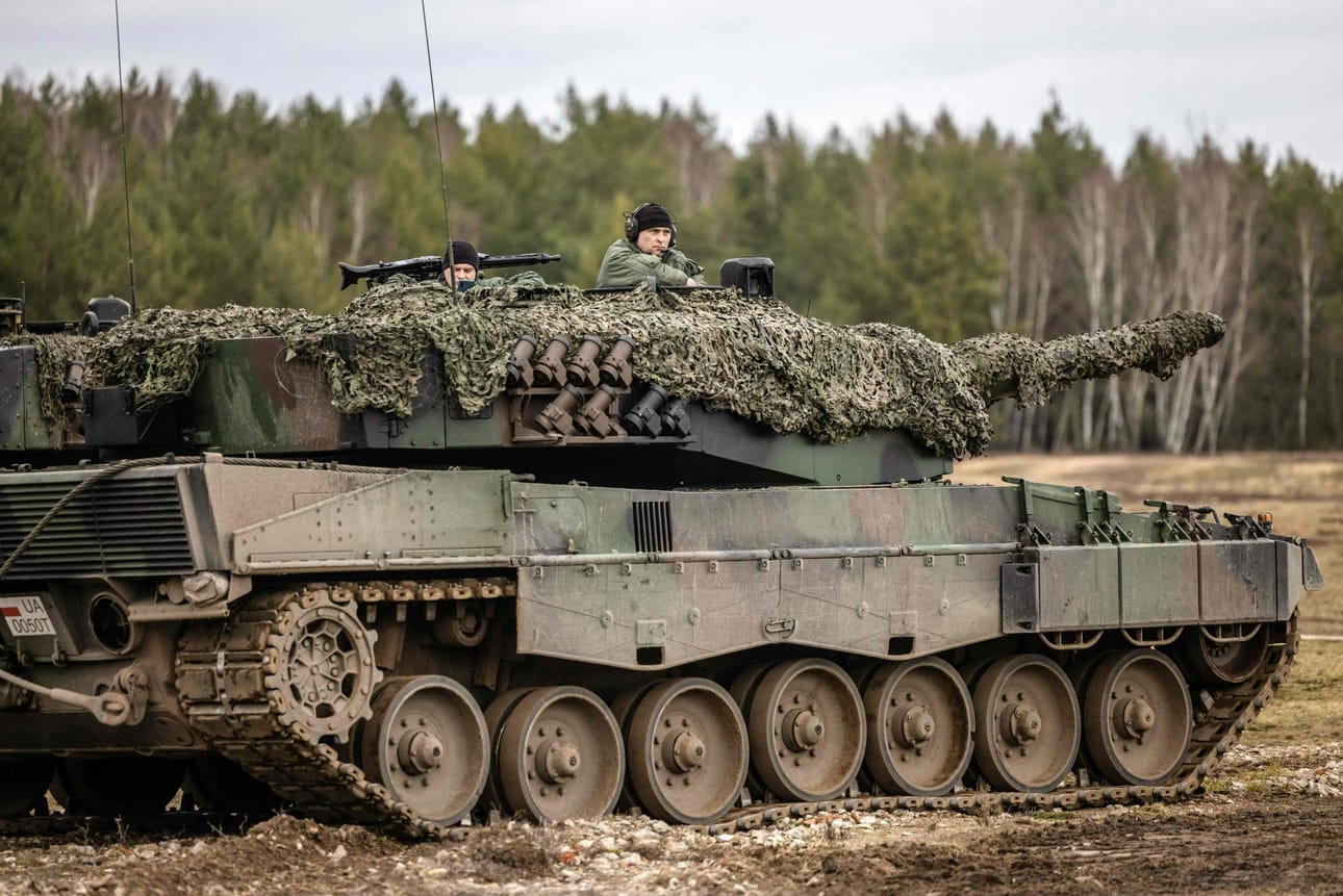 Dahlin laskujen mukaan länsimaat ovat luvanneet tai osin toimittaneet Ukrainalle lähes 400 taistelupanssaria, joista ehkä muutamia kymmeniä on jo ollut taistelukäytössä – varmuudella Leopard 2 -vaunujen eri versioita ja todennäköisesti myös brittien Challenger 2 -vaunuja. Kuvassa Leopard 2 -vaunu Puolassa. LEHTIKUVA / AFP