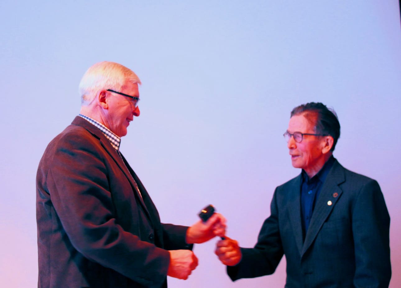 Rauno Pietilä (oikealla) luovuttaa uudelle puheenjohtajalle Tapio Junttilalle puheenjohtajan nuijan.