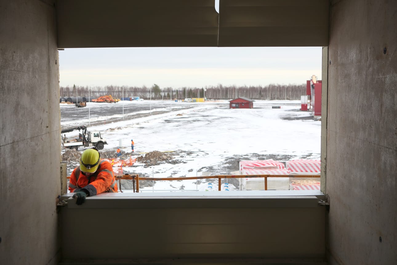 Fennovoiman ydinvoimalaa rakennetaan Pyhäjoen Hanhikiven niemelle. Tällä hetkellä alueelle nousee muun muassa pääporttirakennus.