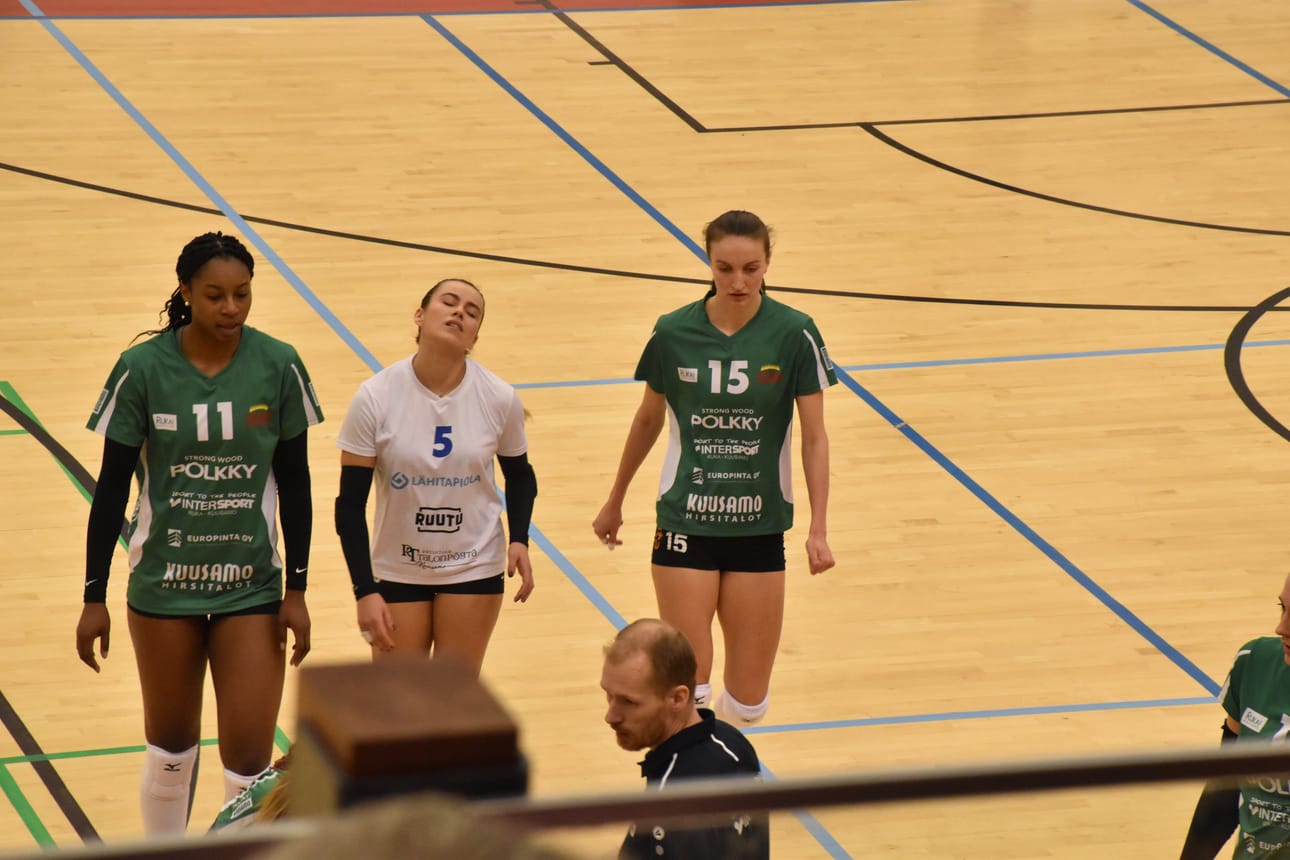 Pölkky Kuusamon peli ei kulkenut lainkaan lauantai-iltana Kangasalla. Kuvassa Adeja Lambert (vas.), Nikolina Bozicevic ja Lucia Babic suuntaavat kohti aikalisää.