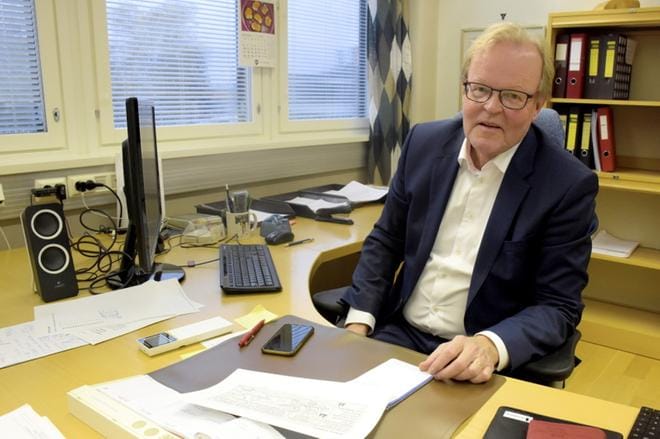 Työhuoneen siivous on jo loppusuoralla. 16 vuotta Uudenkaarlepyyn johdossa ollut Gösta Willman aloittaa eläkepäivät. KUVA: PENTTI HÖRI
