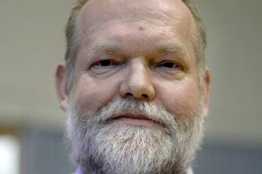 Seppo Palomäen mukaan perussuomalaisten ryhmä todennäköisesti tekee maanantaisessa valtuustokokouksessa aloitteen Kuortaneen valtuustoryhmien salipaikkojen muutoksesta. ARKISTOKUVA: HEIKKI HAKANEN