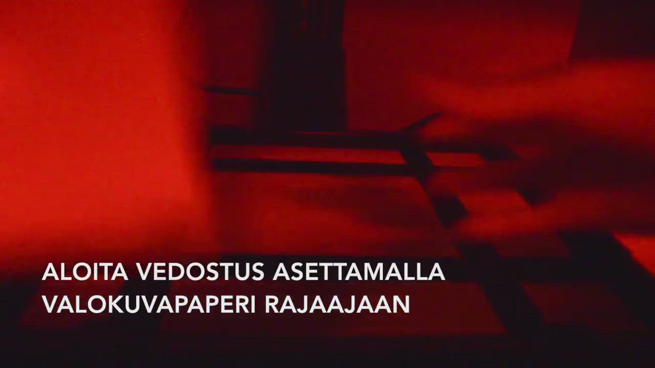 Valokuvien kehittäminen pimiössä